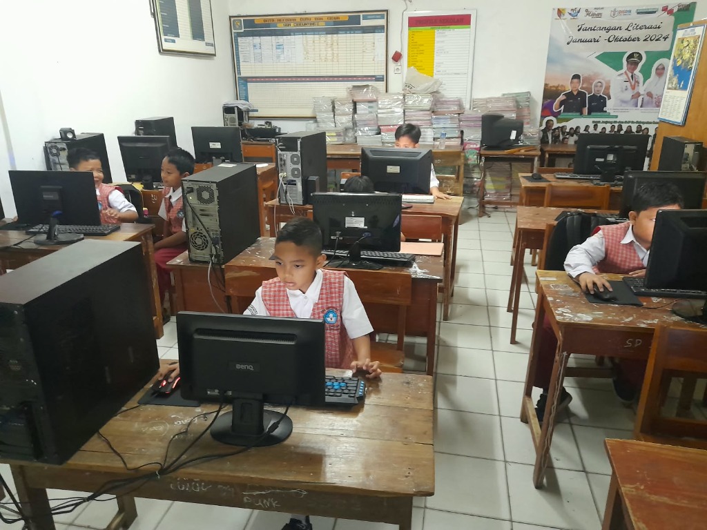 Siswa mengikuti kegiatan ekstrakurikuler IT