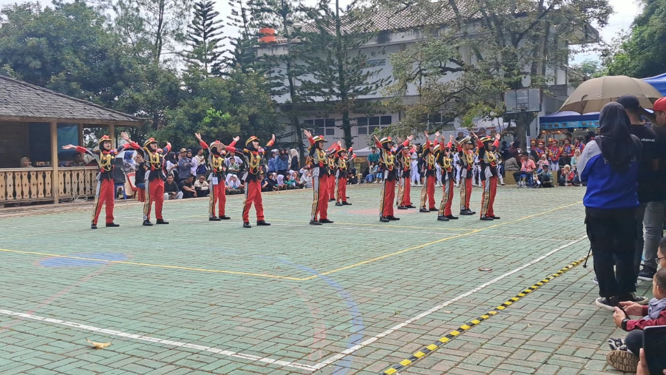 Siswa menampilkan kegiatan Paskibra