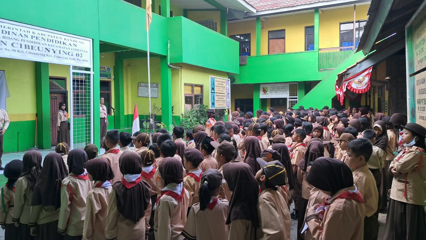 Siswa mengikuti kegiatan Pramuka
